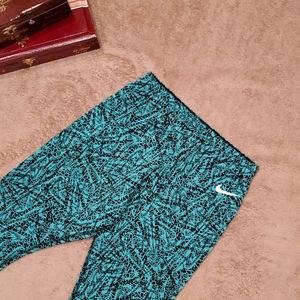 NIKE women's size S cotton cropped leggings